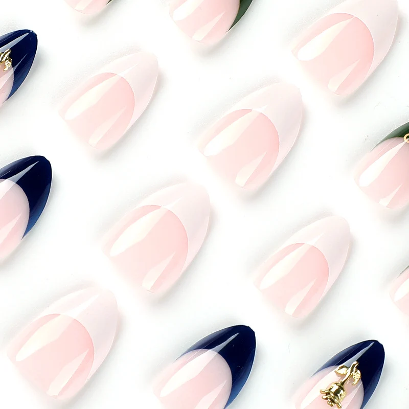 Kunstvolle Nagelspitzen mit Glamourösen Akzenten Karnz