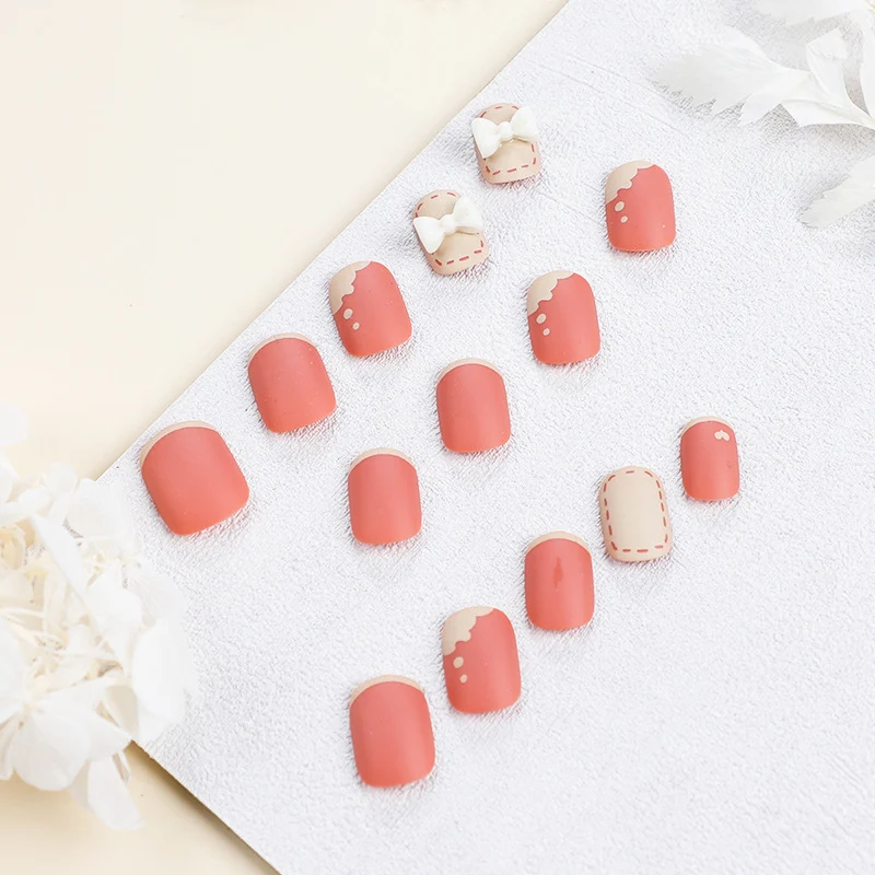 Kunstvolle Nagelnägel mit dekorativen Bogenmotiven und French-Spitzen Karnz