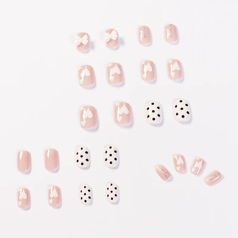 Kunstvolle Nagelkunst mit zarten Blüten- und Herzmotiven Karnz