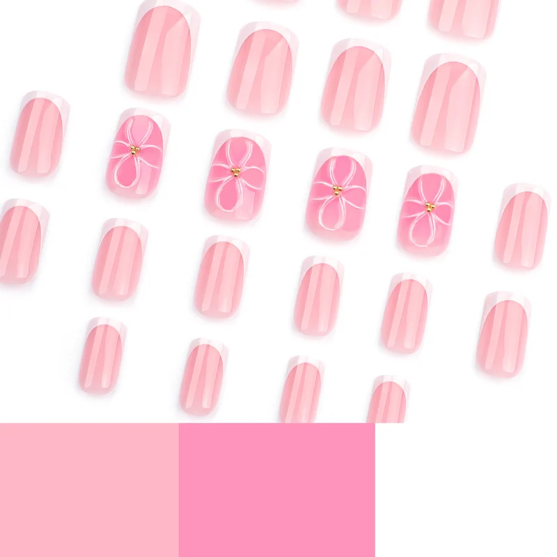 Kunstvolle Nagelkunst mit zarten Blüten und eleganter French-Spitze Karnz