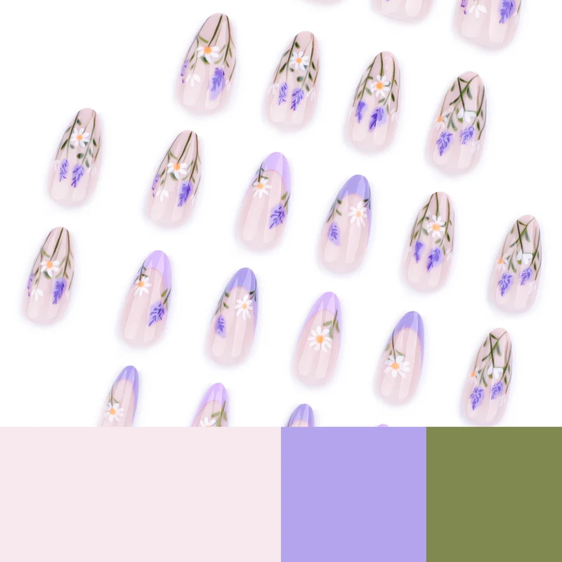 Kunstvolle Nagelkunst mit zarten Blumenverzierungen Karnz