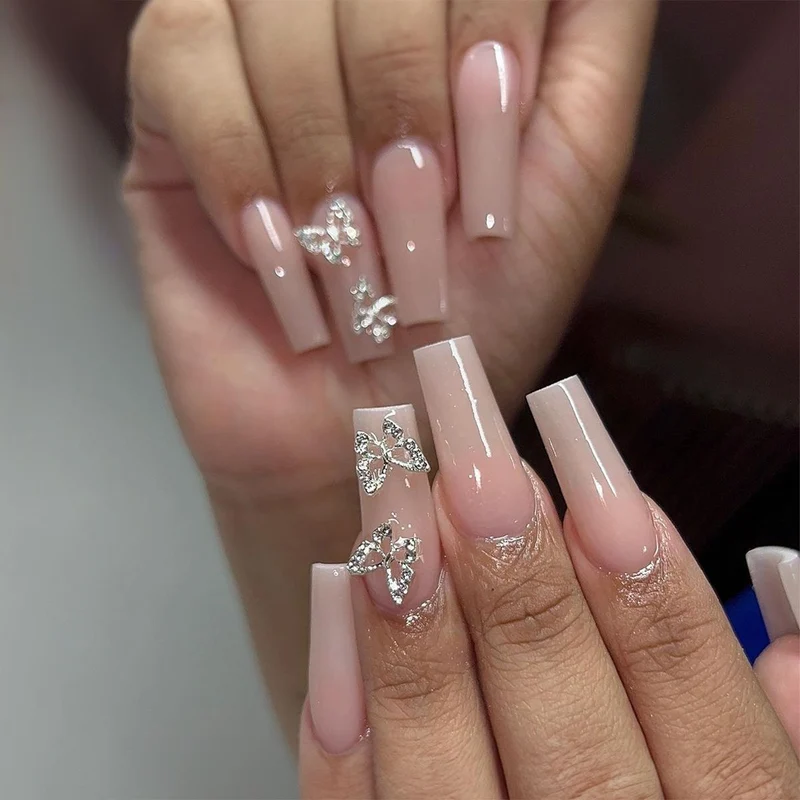 Elegante lange Koffernagelverlängerungen mit Schmetterlingsakzenten Karnz