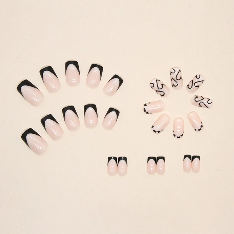 Elegante Herzmuster Nagelkunst Karnz