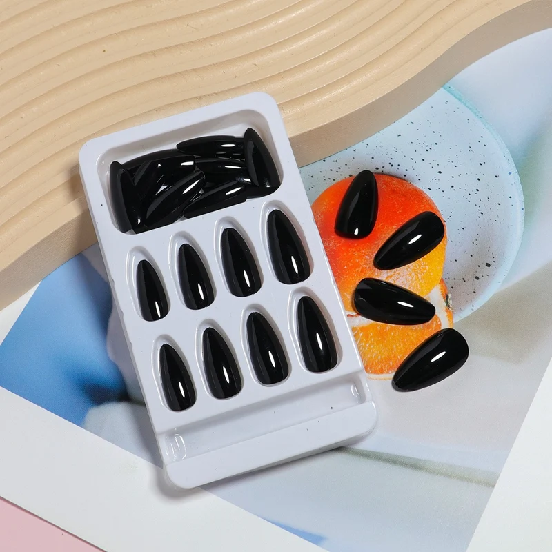 Glänzende Stiletto Press-On Nagelverlängerungen Karnz
