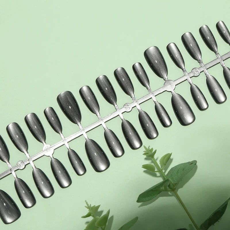 Glänzende Stiletto Press-On-Nagelverzierungen Karnz