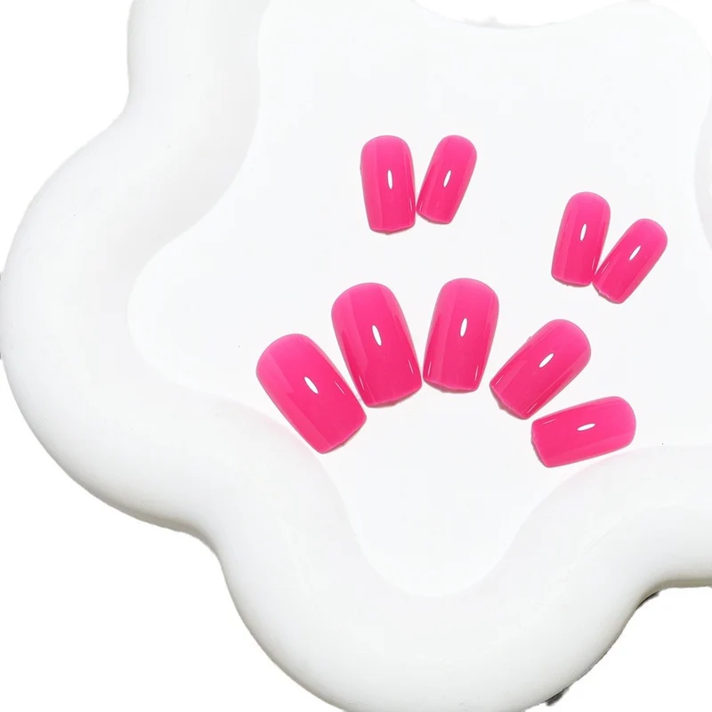 Glänzendes geformtes Press-On-Nagelset Karnz