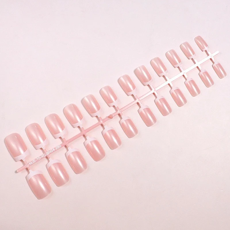 Glänzende French Tip Press-On Nagelkunst Karnz