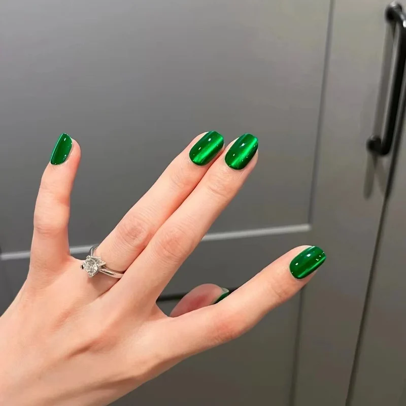 Glänzende Smaragd Press-On Nagelkunst Karnz
