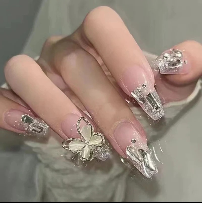 Elegante florale Nagelkunstverlängerungen Karnz