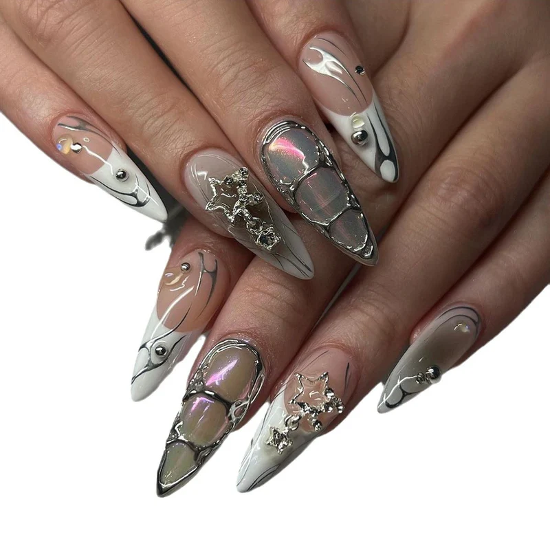 Künstlerische Stiletto-Nagelverlängerungen mit metallischen Akzenten Karnz