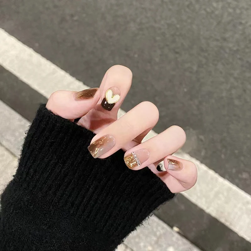 Künstlerische Nagelverlängerungen mit Herz- und Glitzerakzenten Karnz
