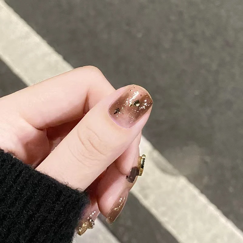 Künstlerische Nagelverlängerungen mit Herz- und Glitzerakzenten Karnz