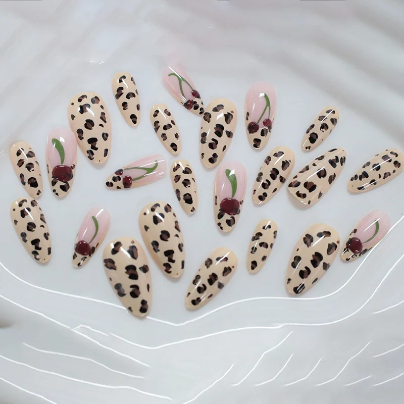 Künstlerische Nagelkunst Karnz
