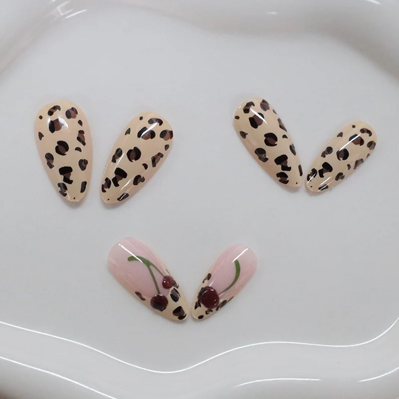 Künstlerische Nagelkunst Karnz