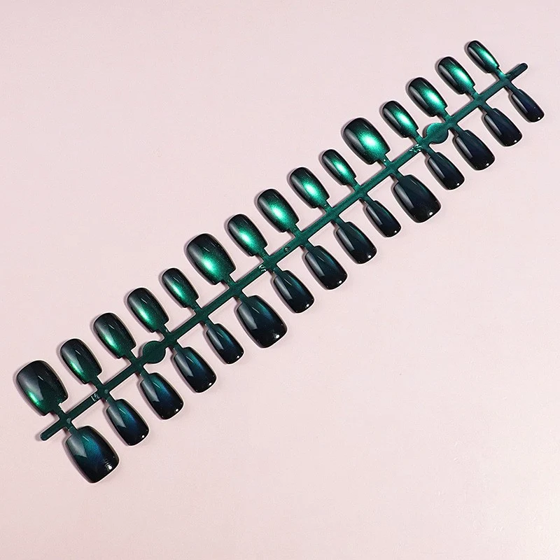 Stylisches irideszentes Press-On-Nagelset Karnz