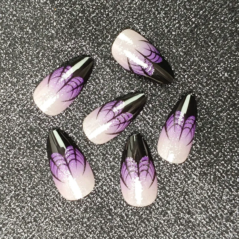 Künstlerische Stiletto Press-On Nägel mit Spinnenweben-Design Karnz