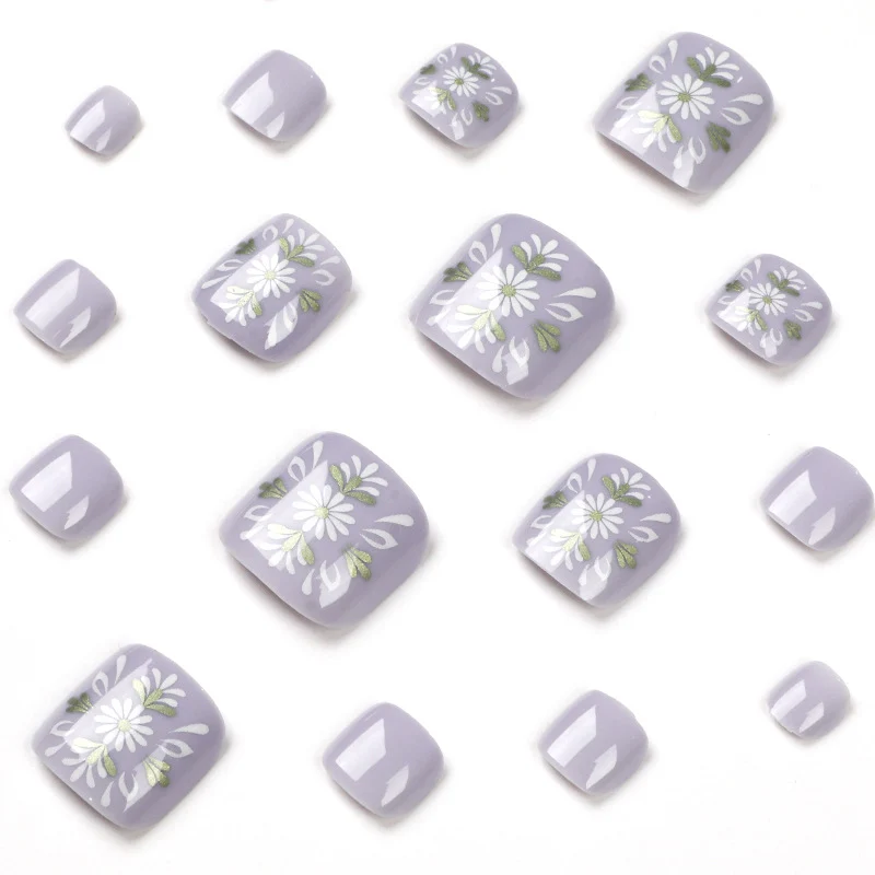 Kunstvolle Fußnagelgestaltung mit elegantem floralem Design Karnz