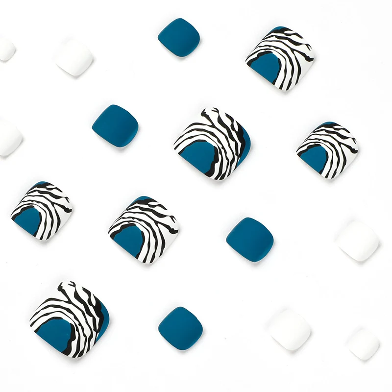Kunstvolle Fußnagelgestaltung im modernen Zebra-Design Karnz