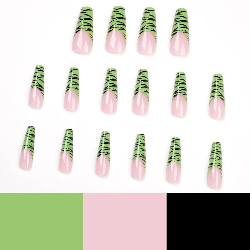 Kunstvolle Fingernägel mit trendigem Zebra-Design Karnz