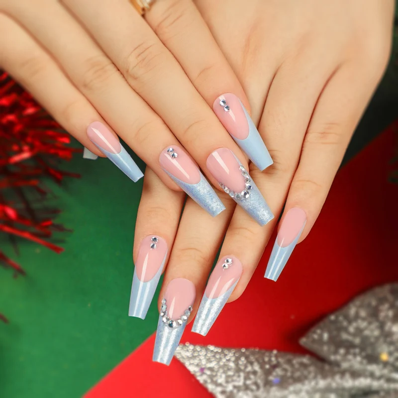 Kunstvolle Acryl-Nägel mit Glitzer- und eleganten Strassverzierungen Karnz