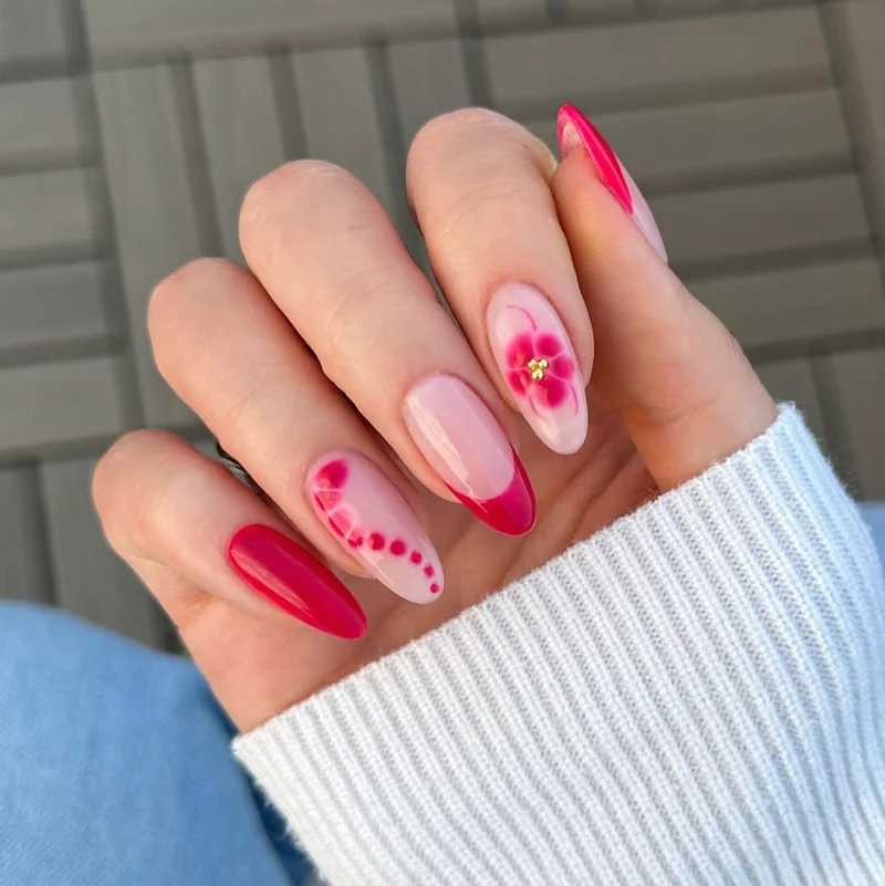 Kunstvolle Acryl-Nägel mit floralem Design und trendigen Farben Karnz
