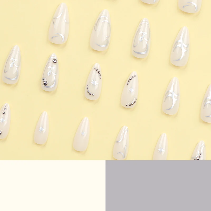 Kunstvolle Acryl-Nägel mit Eleganten Glitzer-Mustern Karnz