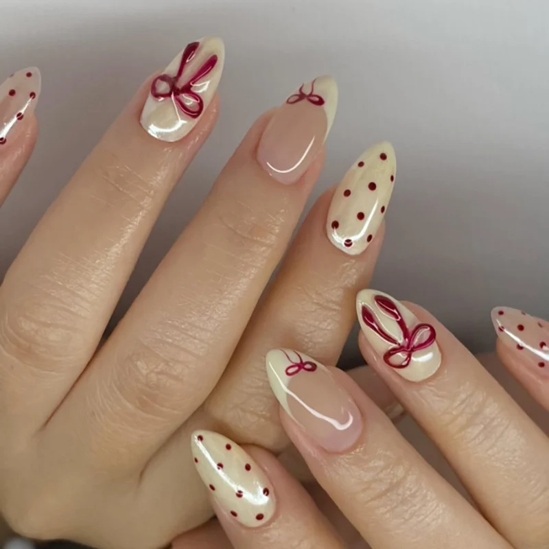 Kunstvolle Acryl-Nägel mit eleganten floralen Akzenten Karnz