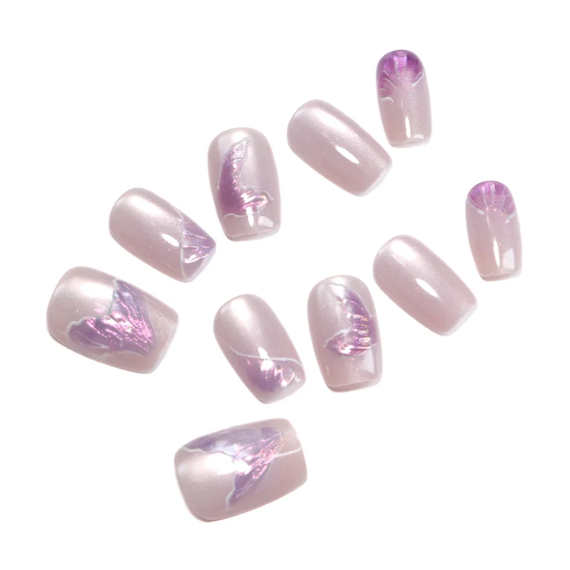 Kunstvoll gestaltete Nagelverlängerungen mit eleganten Blütenmotiven Karnz