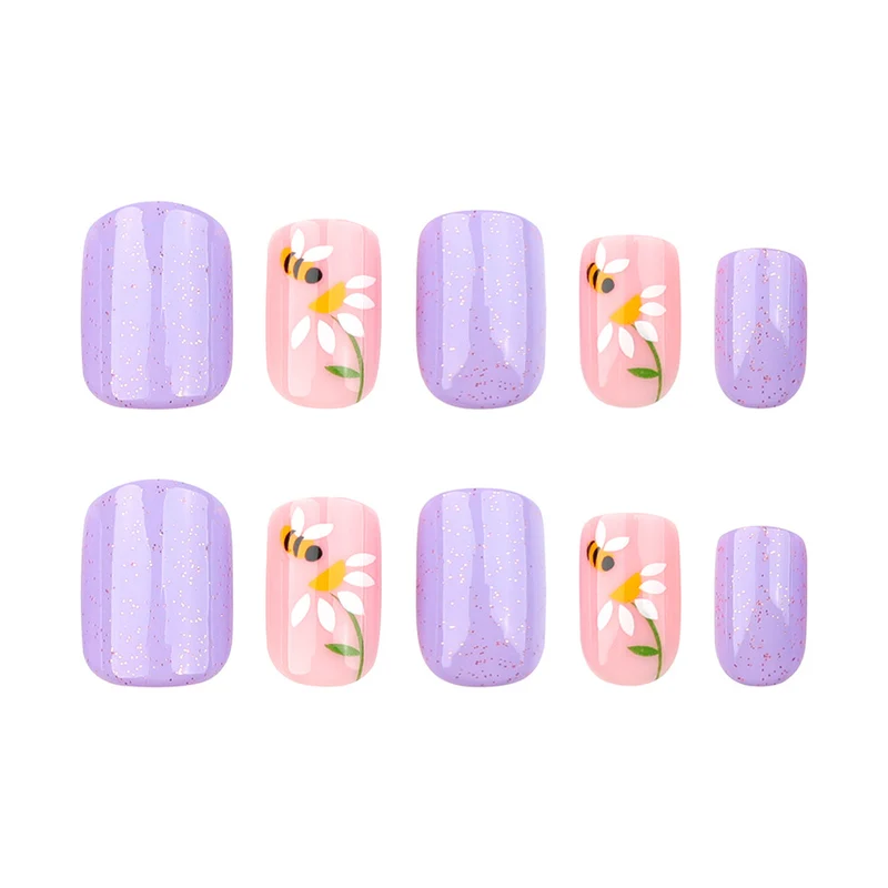 Kunstvoll gestaltete Nagelverlängerungen mit Blumendesign Karnz