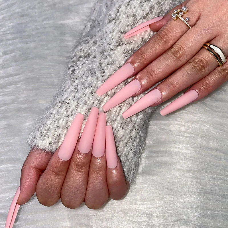 Künstliche Verlängerungen im trendigen Stiletto-Stil Karnz