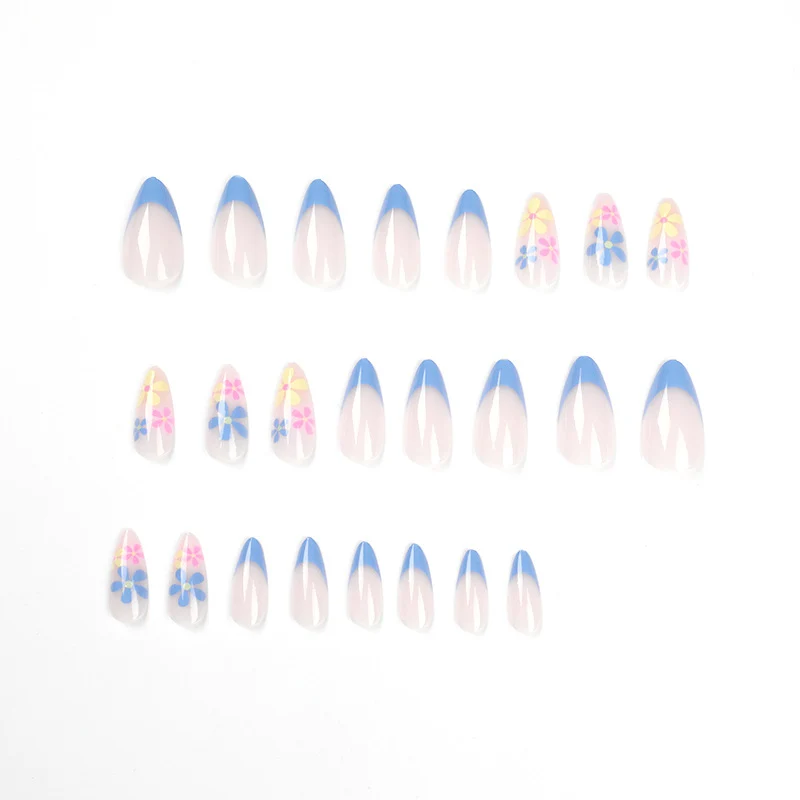 Künstliche Nailart mit floralem Design und Farbverlauf Karnz