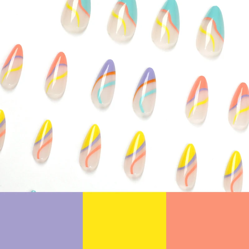 Künstliche Nagelverlängerungen mit stylischem Farbverlauf und modernen Designs Karnz