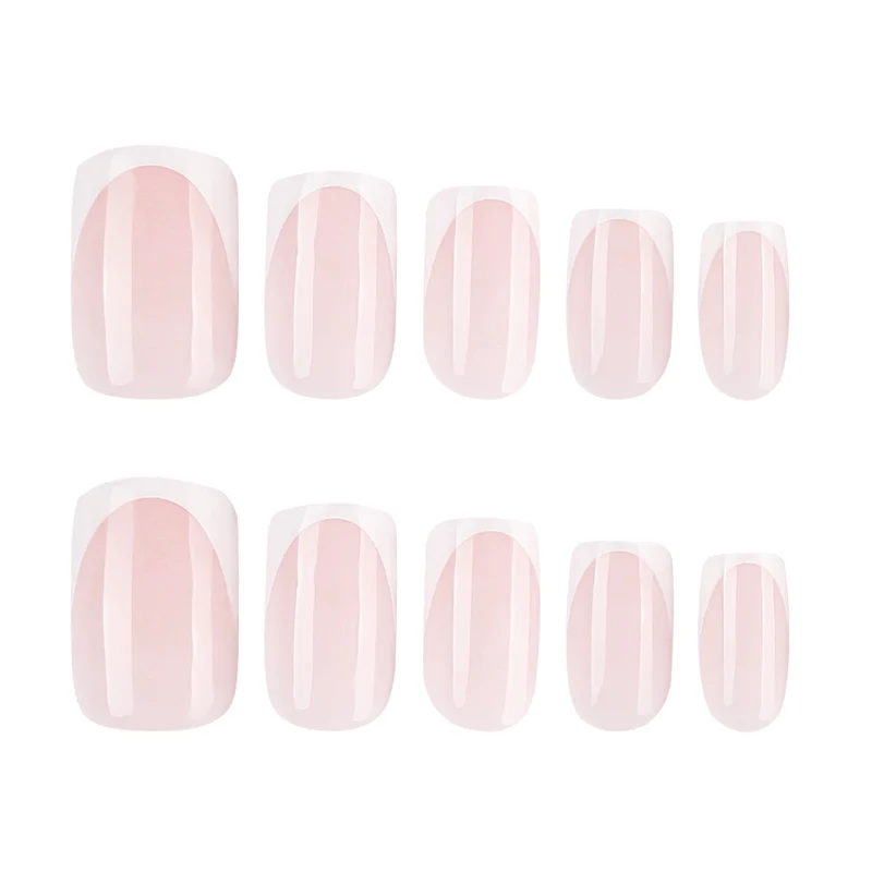 Künstliche Nagelverlängerungen mit modernem French-Tip Karnz