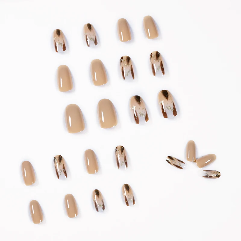Künstliche Nagelverlängerungen mit modernem Design und Glitzerakzenten Karnz