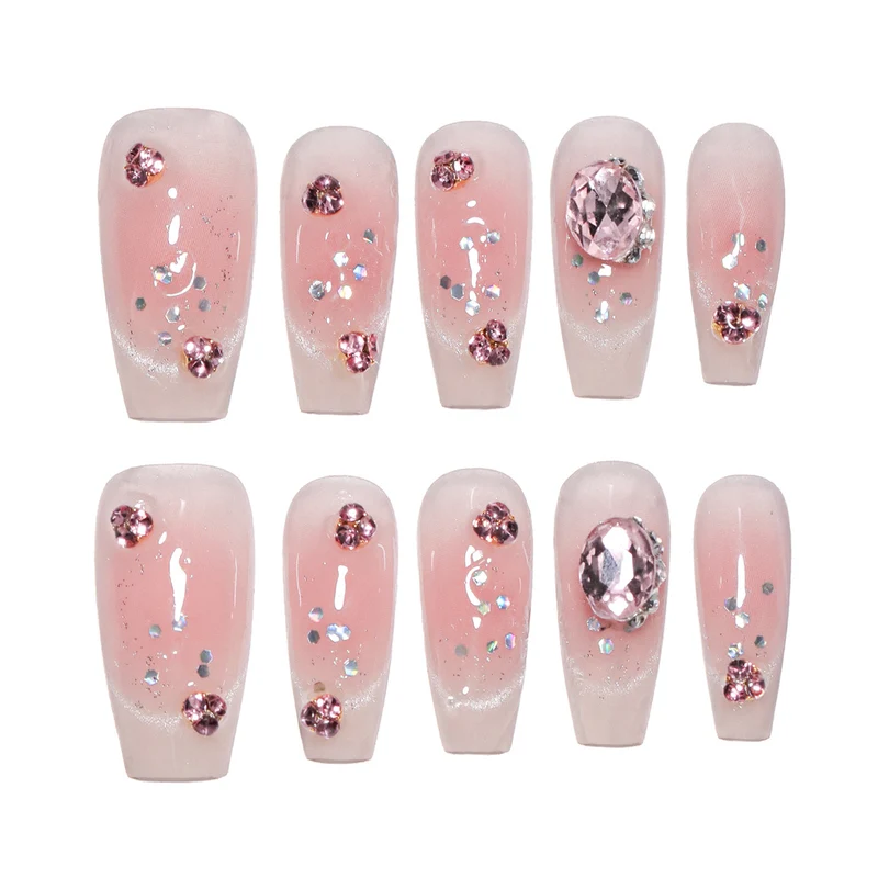 Künstliche Nagelverlängerungen mit kunstvollen Glitzerakzenten Karnz