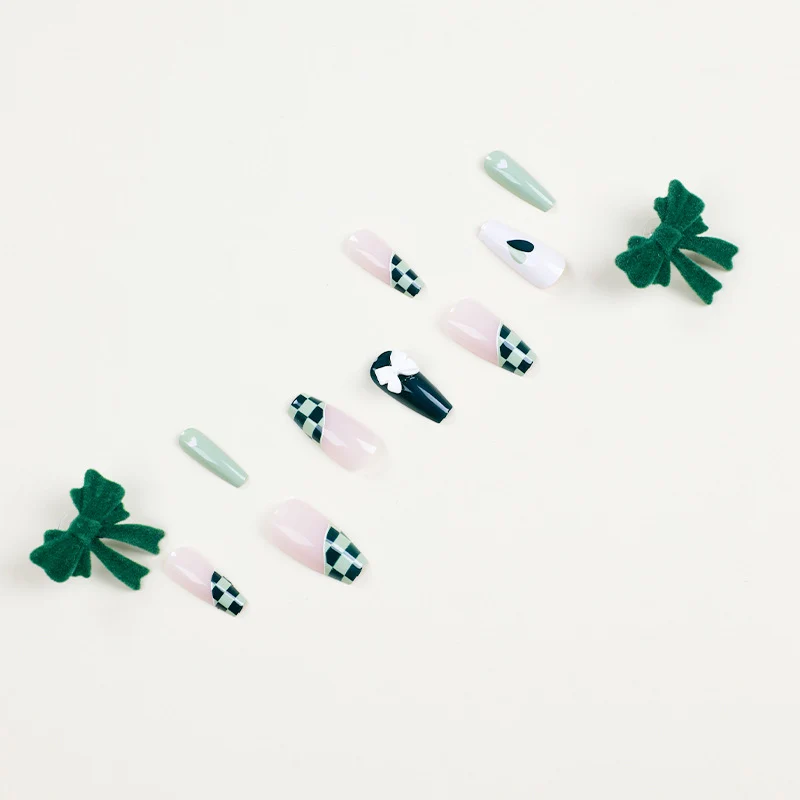 Künstliche Nagelverlängerungen mit kreativem Design und Glitzerakzenten Karnz