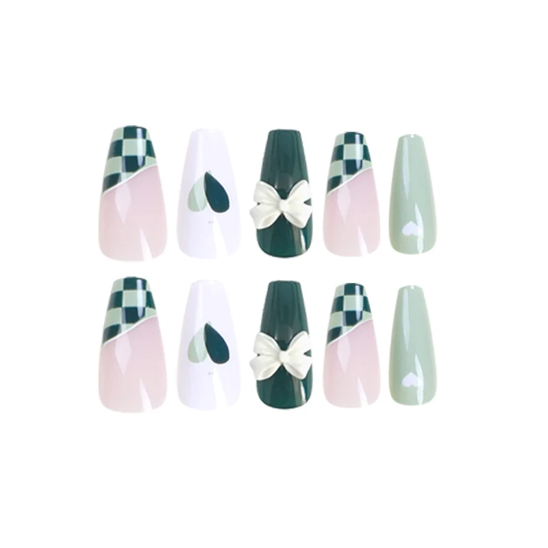 Künstliche Nagelverlängerungen mit kreativem Design und Glitzerakzenten Karnz