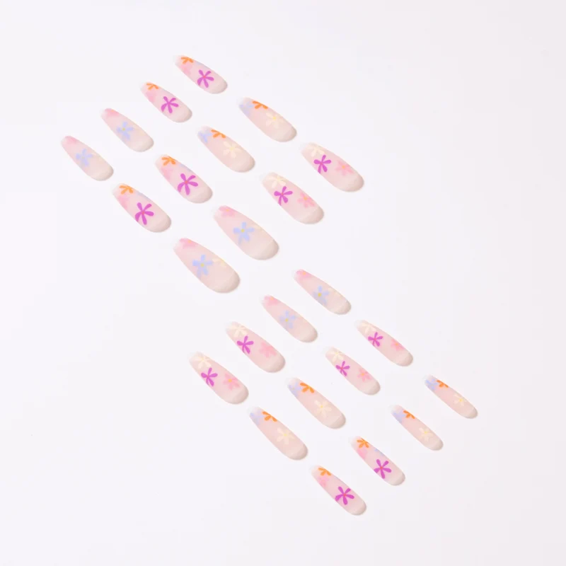 Künstliche Nagelverlängerungen mit buntem Blumenmuster Karnz