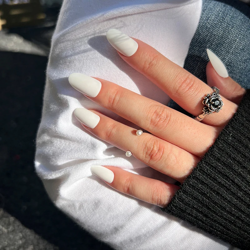 Künstliche Nagelverlängerungen im modernen Design Karnz