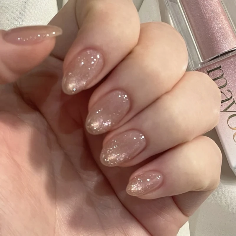 Künstliche Nagelkunst mit verspielten Punkten und Schleifen Karnz