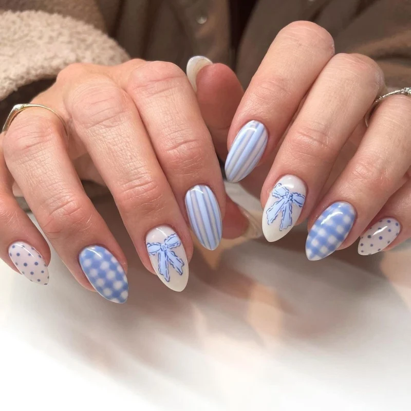 Künstliche Nagelkunst mit verspielten Punkten und Schleifen Karnz