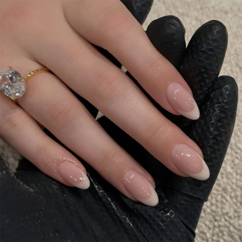 Künstliche Nagelkunst mit verspielten Punkten und Schleifen Karnz