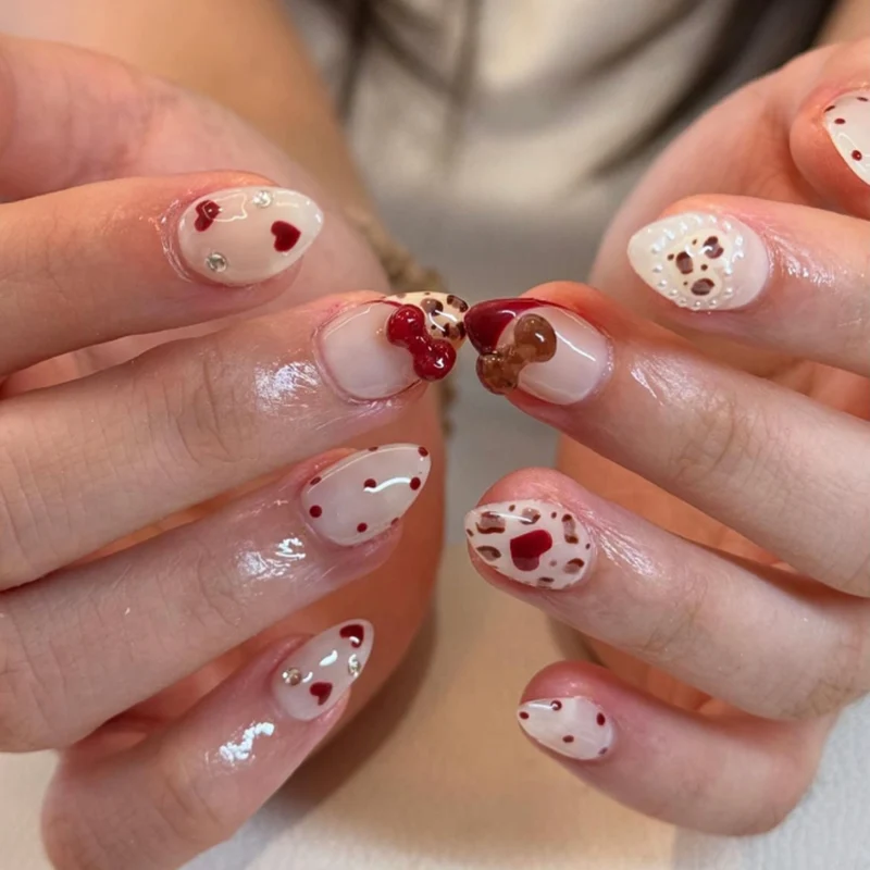 Künstliche Nagelkunst mit verspielten Punkten und Schleifen Karnz