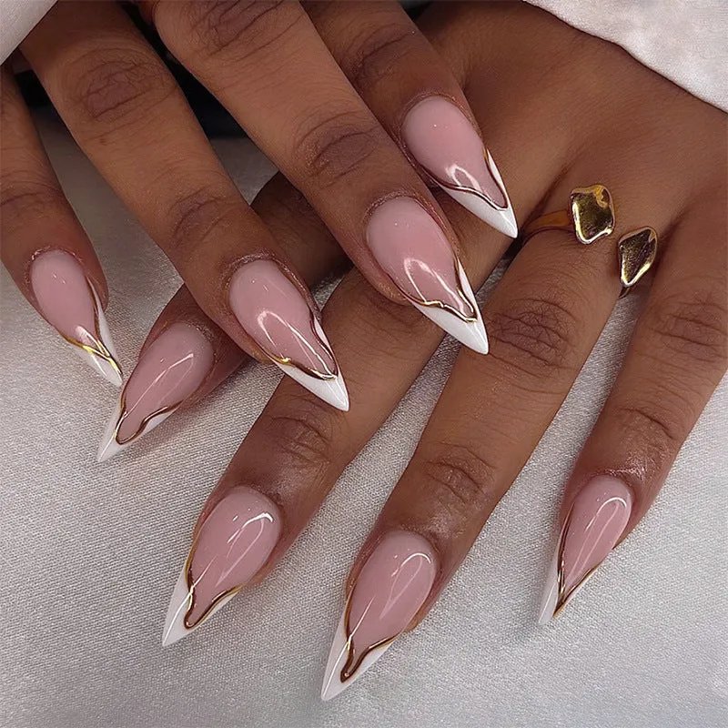 Kunstnagelset mit elegantem Goldrand Karnz