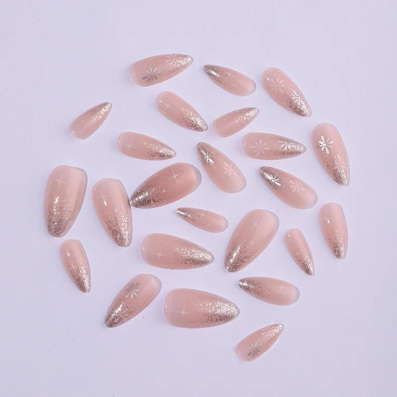 Kunstnagelset mit elegantem Glitzer-French-Design und kunstvollen Verzierungen Karnz
