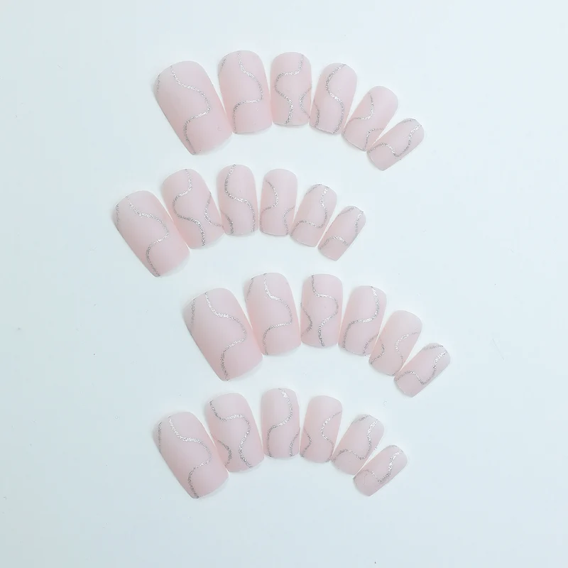 Kunstnagelset mit elegantem Glitter-Konturdesign Karnz