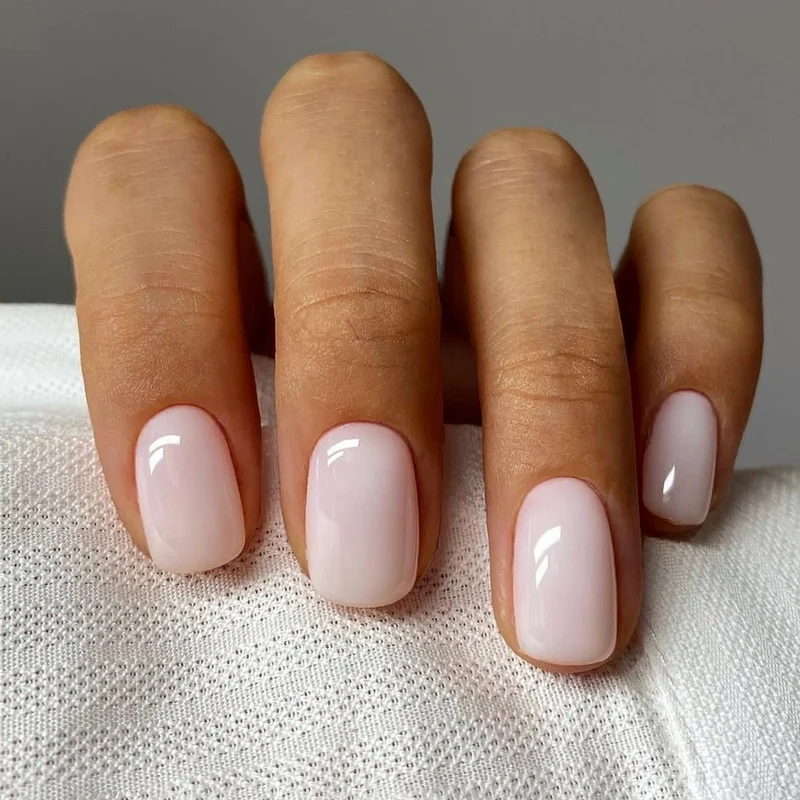 Kunstnagelset mit elegantem Glanz und natürlichem Finish Karnz