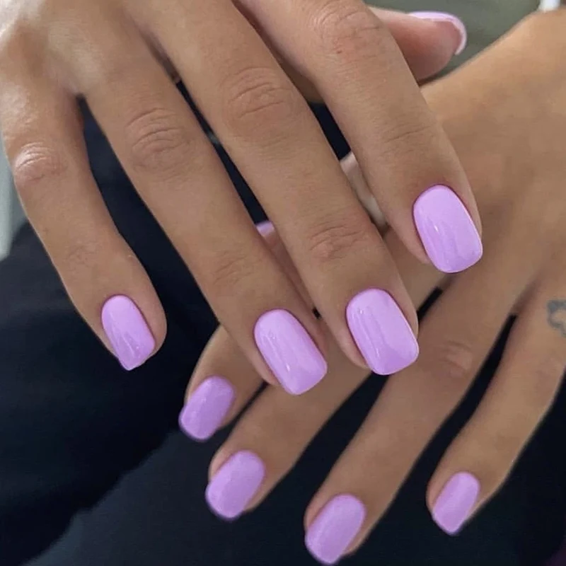 Kunstnagelset mit elegantem Glanz und natürlichem Finish Karnz
