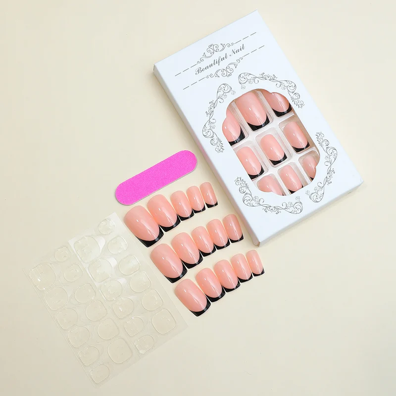 Kunstnagelset mit elegantem French-Tip Design und modernen Akzenten Karnz