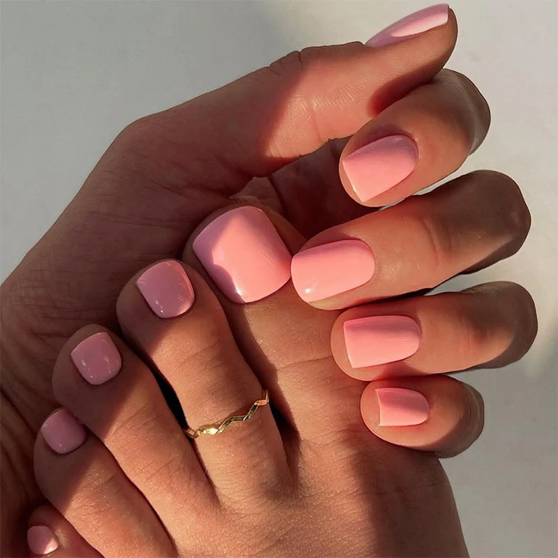 Kunstnagelset mit elegantem French-Tip Design und modernen Akzenten Karnz